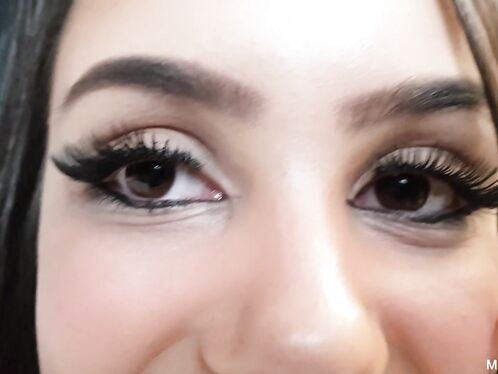 Hot Kisses: Persuasion of an Innocent Girl