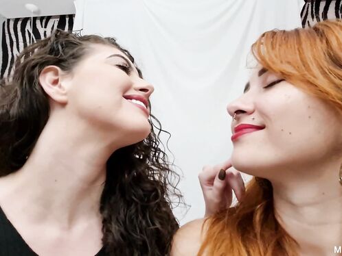 Horny Young Girls Kissing: Marina and Kitanna