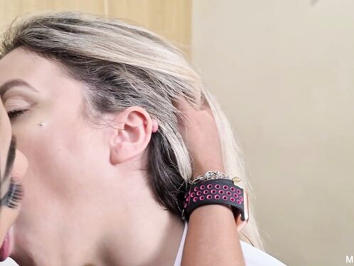 Hot Kisses Teenagers: Maite Blonde and Aisha Brunette