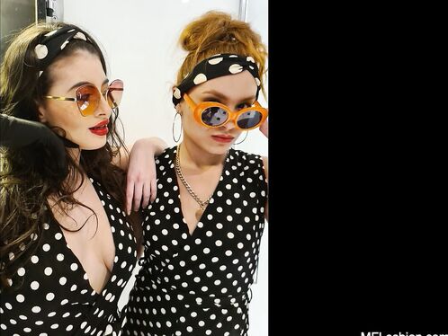 Hot Kisses Girls Back To The 60's