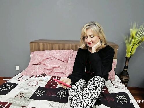 MILF's Lips Eager to Kiss