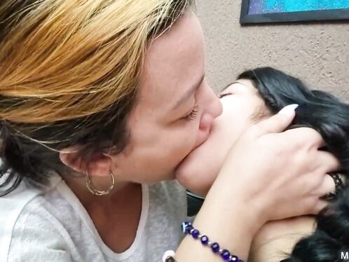 Milf Hera vs Catita Lolipop Hot Kissing