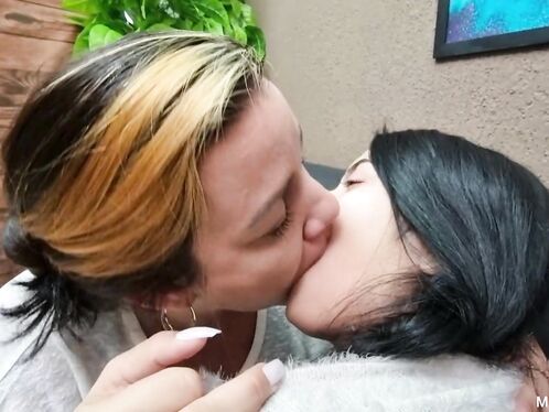 Milf Hera vs Catita Lolipop Hot Kissing