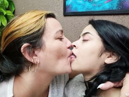 Milf Hera vs Catita Lolipop Hot Kissing