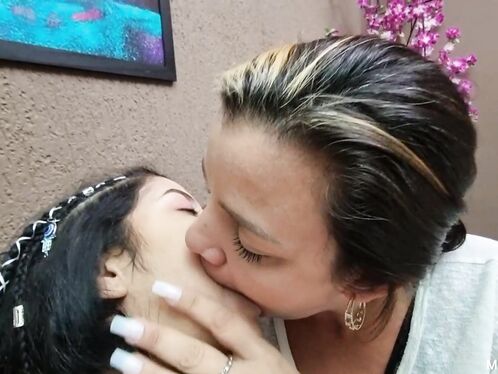 Milf Hera vs Catita Lolipop Hot Kissing