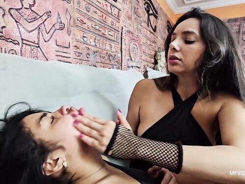 Squeeze Hands - Vol #718 - Mistress Anita Thompso